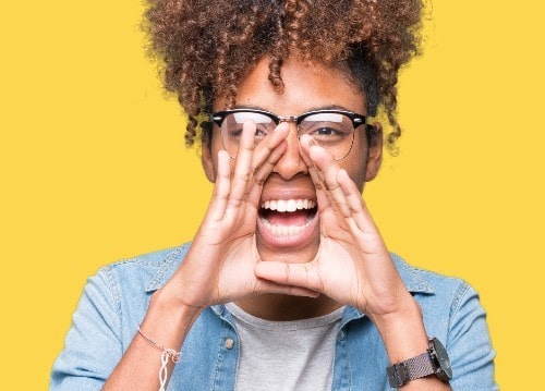 고함치는 여성 안내 방송